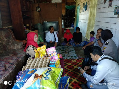 Jum'at Barokah Polresta Pekanbaru Mengunjungi Ibuk Penjual Sayur Keliling